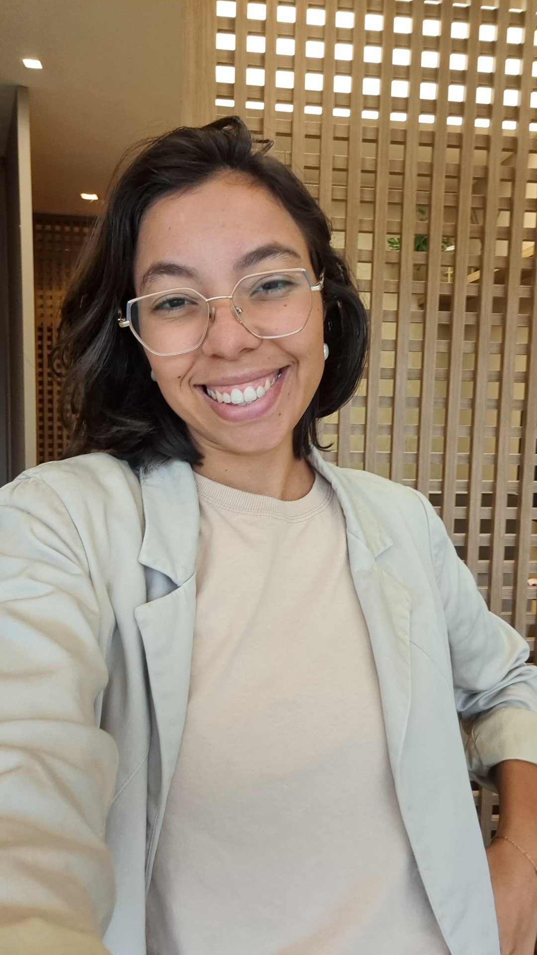 Karla Silva, Tradutora e Intérprete de Libras, sinalizando "eu te amo"